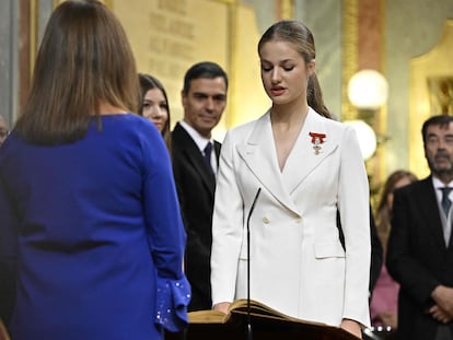 La princesa Leonor juraba este martes la Constitución frente a la presidenta del Congreso, Francina Armengol, en Madrid.