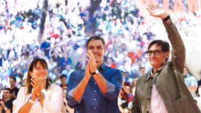 Desde la izquierda, Gemma Badia, alcaldesa de Gavà,; Pedro Sánchez, presidente del Gobierno en funciones, y Salvador Illa, líder del PSC, durante el acto de la Fiesta de la Rosa del PSC en Gavà, el 24 de septiembre.