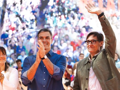 Desde la izquierda, Gemma Badia, alcaldesa de Gavà,; Pedro Sánchez, presidente del Gobierno en funciones, y Salvador Illa, líder del PSC, durante el acto de la Fiesta de la Rosa del PSC en Gavà, el 24 de septiembre.