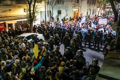 Manifestantes a favor y en contra de Kirchner, el lunes.