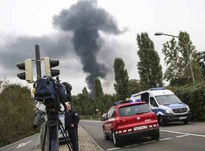 Columnas de humo se elevan del recinto de la compañía Basf en Ludwigshafen (Alemania).