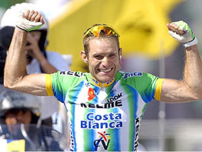 Santiago Botero muestra su satisfacción al llegar como vencedor a la meta de Les Deux Alpes.