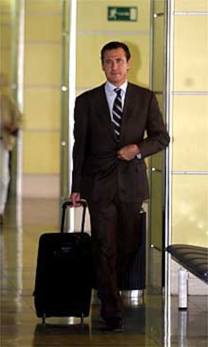 Jorge Valdano, en Barajas, tras volar desde Las Palmas.