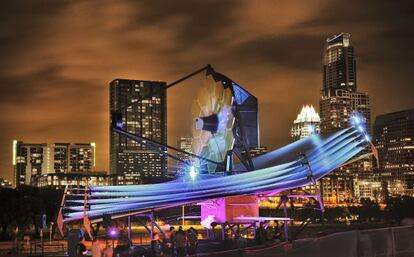 Modelo a tamaño real del telescopio 'James Webb' que la NASA está construyendo para sustituir al 'Hubble', expuesto en Austin (Texas).