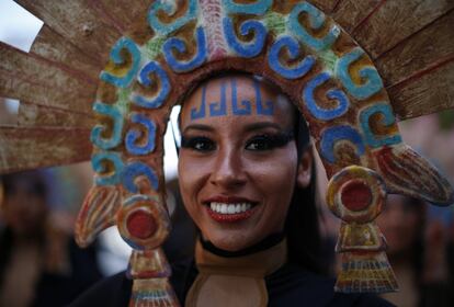 Una mujer disfrazada durante el desfile de este sábado de Día de Muertos