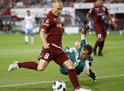 Iniesta marca su primer gol en Japón.