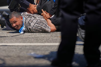 Un manifestante es detenido por la policía en el centro de Los Ángeles, este domingo tras la protesta de anoche contra las redadas de inmigración.