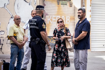 Intento de desahucio en la calle Caixers número 2 del barrio del Carmen de Valencia. FOTO: MÒNICA TORRES. EL PAÍS