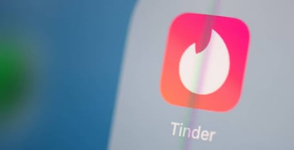 Logo de la aplicación de Tinder proyectado en una tableta. Martin Bureau AFP