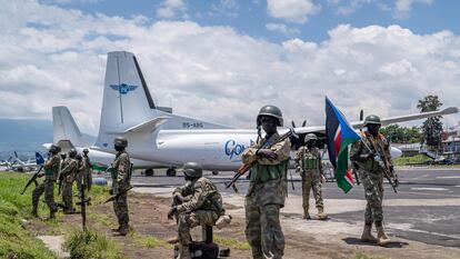 Tropas sursudanesas a su llegada al aeropuerto de Goma, el 2 de abril, para su despliegue en el marco de la fuerza regional africana desplegada en RDC.