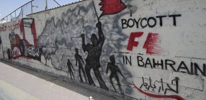 Un grafiti contra la Fórmula 1 en Manama (Bahréin).
