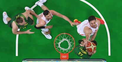 Pau Gasol bloquea al lituano Jonas Valanciunas.