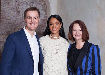 Es cantante, actriz, diseñadora y empresaria, pero Rihanna también tiene tiempo para llevar a cabo su faceta solidaria a través de su fundación. La artista de Barbados y su ONG, Clara Lionel Foundation, han unido fuerzas con Global Citizen, que trabaja por la educación en los países en vías de desarrollo. La cantante viajó el pasado enero a Malawi para visitar algunas de las escuelas del país con la primera ministra de Australia y, y presidenta de Global Citizen,  Julia Gillard (a la derecha de la imagen). A la izquierda, Hugh Evans, consejero delegado de Global Citizen. 