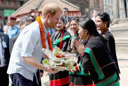 El príncipe Enrique se encuentra visitando Nepal en un viaje que durará cinco días. Por el momento, se ha reunido con Bidya Devi Bhandari, la presidenta del país, para hablar sobre el proceso de recuperación de la zona tras el terremoto que azotó el país en abril de 2015. En la imagen, un grupo de cinco mujeres solteras le da la bienvenida tradicional, poniéndole un collar de flores y regalándole un ramo, que significa pureza y suerte.