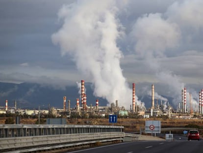 Chimeneas en el pol&iacute;gono petroqu&iacute;imico norte en Tarragona