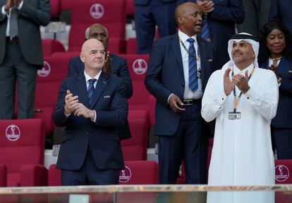 Gianni Infantino, presidente de la FIFA, junto a Khalid bin Khalifa bin Abdul Aziz Al Thani, Primer Ministro de Qatar