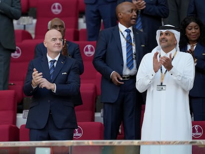 Gianni Infantino, presidente de la FIFA, junto a Khalid bin Khalifa bin Abdul Aziz Al Thani, Primer Ministro de Qatar, durante el partido entre Inglaterra e Irán.