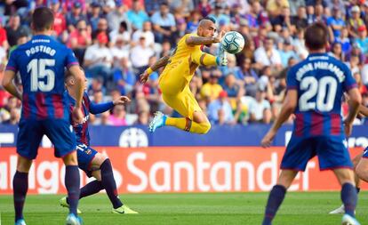 Vidal controla acrobáticamente el balón.