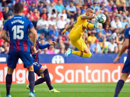 Vidal controla acrobáticamente el balón.