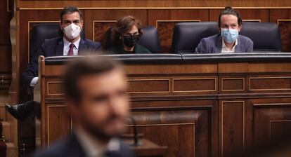 Sánchez, Iglesias y Calvo en el Congreso de los diputados durante la intervención del presidente del PP, Pablo Casado, en el pleno de la moción de censura planteada por Vox.