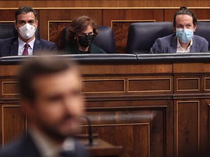 Sánchez, Iglesias y Calvo en el Congreso de los diputados durante la intervención del presidente del PP, Pablo Casado, en el pleno de la moción de censura planteada por Vox.