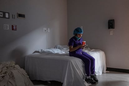 Una enfermera revisa su teléfono durante un descanso de la unidad de cuidados intensivos en el United Memorial Medical de Houston, Texas.