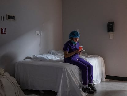 Una enfermera revisa su teléfono durante un descanso de la unidad de cuidados intensivos en el United Memorial Medical de Houston, Texas.