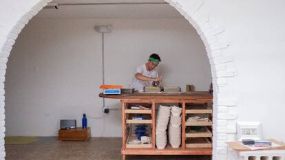 Diego San Miguel prepara el pan de brioche para el horno.