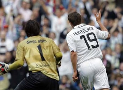 Huntelaar celebra la consecución de un gol mientras Alves se lamenta.