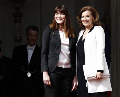 Carla Bruni recibe a las puertas del Elíseo a Valerie Tierweiler, la que será primera dama de Francia, pareja de Hollande.