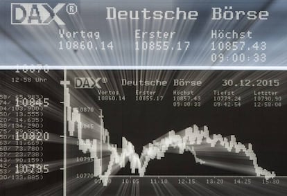 Una pantalla muestra la evoluci&oacute;n de la bolsa en el parqu&eacute; de Fr&aacute;ncfort (Alemania). EFE/Archivo