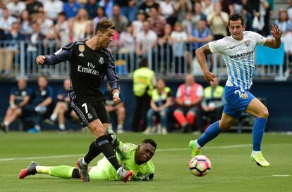 El delantero del Real Madrid Cristiano Ronaldo marca el primer gol del partido frente al Málaga.