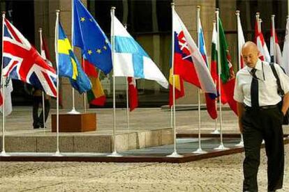 Banderas de la UE en la entrada de la sede del Consejo Europeo, en Bruselas.