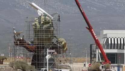 La escultura de Ripoll&eacute;s en el aeropuerto de Castell&oacute;n