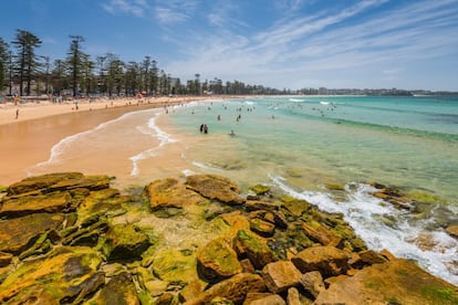 En aquest llistat no són tot arenals paradisíacs, també hi ha lloc per a platges urbanes. La 18a millor platja del món és la del poble costaner de Manly, d'un quilòmetre i mig de llarg. Es troba al nord de Sidney, i s'hi pot arribar en un viatge de mitja hora amb tren des de la capital australiana. “A només set milles de Sidney, a un milió de milles de les preocupacions” és una frase citada habitualment per la gent de la zona.