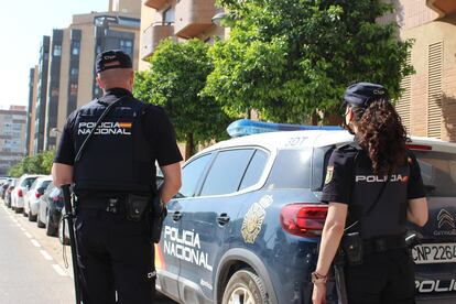 Dos agentes de Policía Nacional junto a un vehículo, en una imagen de archivo.