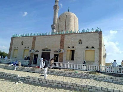 Un grupo de personas permanecen en el exterior de la mezquita de Al Arish, en el norte de la península del Sinaí (Egipto).