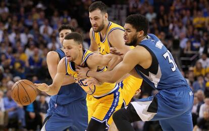 Curry, entre Ricky, Bogut y Towns.