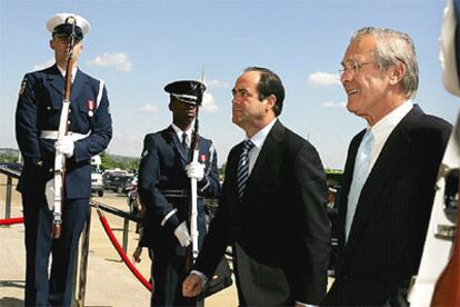 Bono y Rumsfeld, antes de su reunión hoy en Washington.