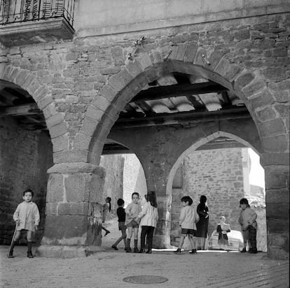 Flores mostró una especial atención en sus imágenes por los niños, como estos de Aibar (Navarra), en 1972.