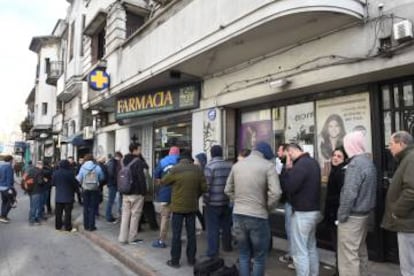 Consumidores de mairhuana hacen cola para comprar en una farmacia en Montevideo, el 19 de julio de 2017.