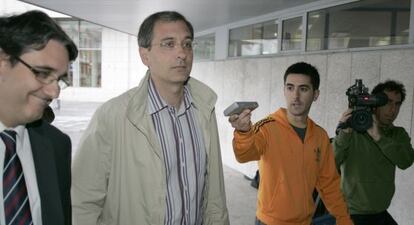José María Bravo a la entrada del juzgado de Irún.