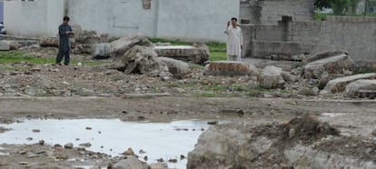 Unos hombres toman fotos de los restos de la casa de Bin Laden, en Abbottabad, demolida hace un mes por las autoridades paquistaníes.