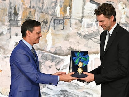 El presidente del Gobierno, Pedro Sánchez (izquierda), entrega este jueves a Pau Gasol la Gran Cruz de la Real Orden del Mérito Deportivo en La Moncloa.