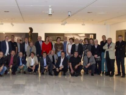 La mayor parte de los artistas y organizadores de la exposición de Bancaixa se fotografió antes de la inauguración.