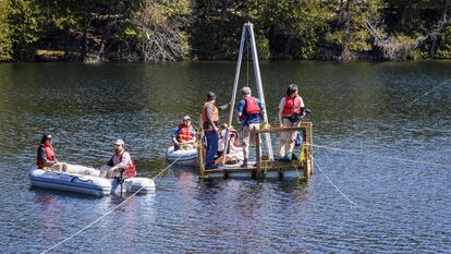 Un equipo de especialistas, en el lago Crawford (Canadá), cuyo fondo se considera un modelo del inicio del Antropoceno.