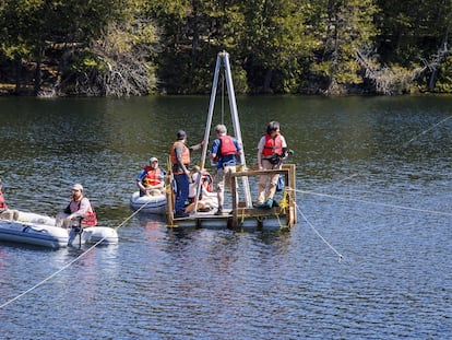 A team of specialists in Lake Crawford (Canada), whose bottom is considered a model of the beginning of the Anthropocene.