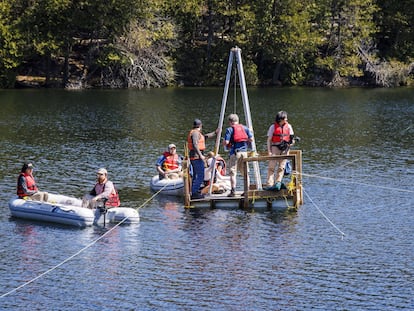 Un equipo de especialistas, en el lago Crawford (Canadá), cuyo fondo se considera un modelo del inicio del Antropoceno.