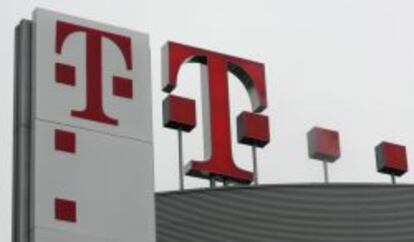 Logotipo de Deutsche Telekom en la sede de la operadora.