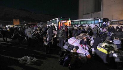 Civiles y rebeldes evacuados de Guta Oriental, este sábado a su llegada a Qalaat al-Madiz (Siria).